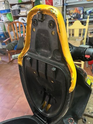 Asiento Yamaha Jog Negro y Amarillo