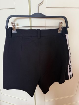 Shorts negros Mangata con rayas laterales