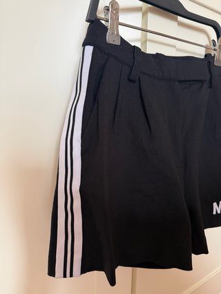 Shorts negros Mangata con rayas laterales