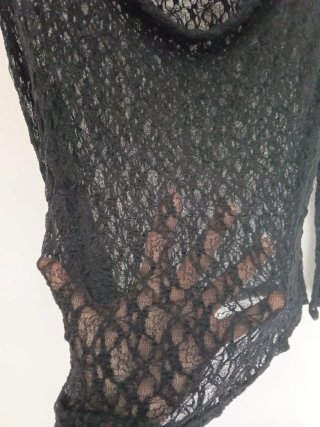 Top encaje cuello caído L negro elástico
