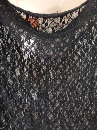 Top encaje cuello caído L negro elástico