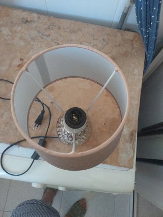 Lámpara de mesa dorada con pantalla
