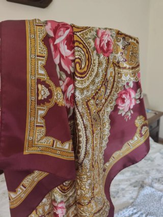 Foulard con rose e oro