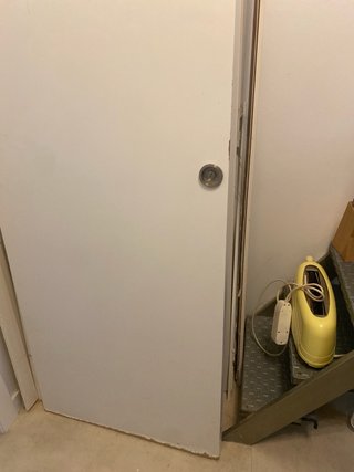 Puertas blancas lacadas con marcos y manetas