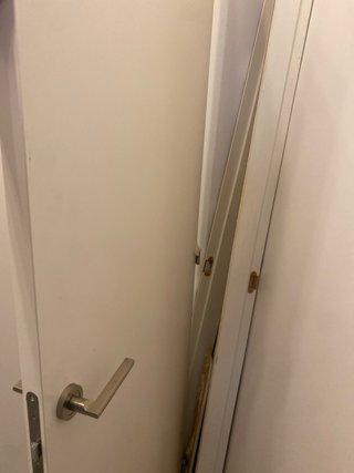 Puertas blancas lacadas con marcos y manetas