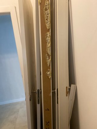 Puertas blancas lacadas con marcos y manetas