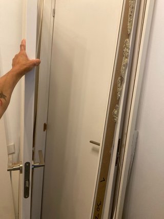 Puertas blancas lacadas con marcos y manetas