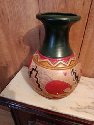 Jarrón de barro decorado