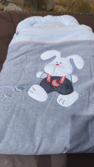 Hamaca y saco bebé con diseño de conejo