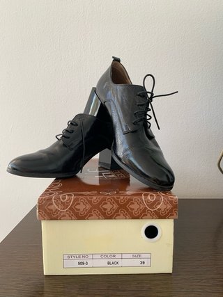 Zapatos negros de tacón con cordones