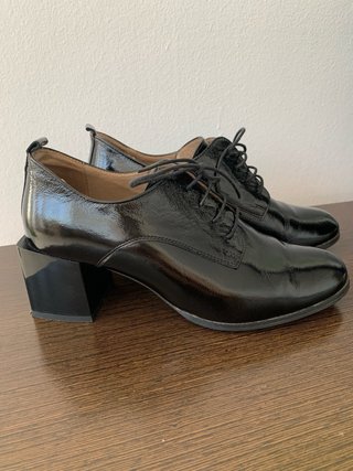 Zapatos negros de tacón con cordones