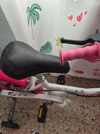 Bicicleta infantil rosa y blanca