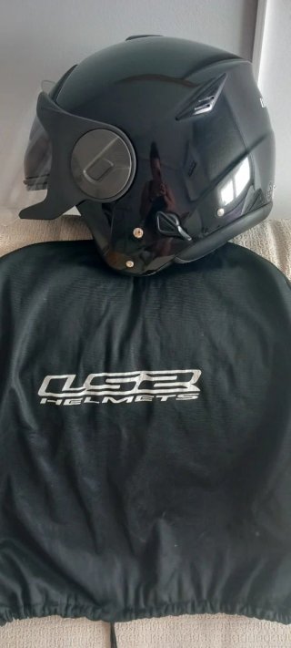 Casco negro Unik con visera