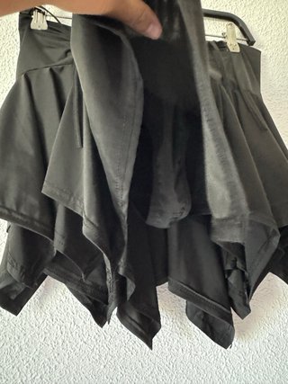 Falda negra asimétrica con cordones
