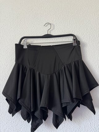 Falda negra asimétrica con cordones
