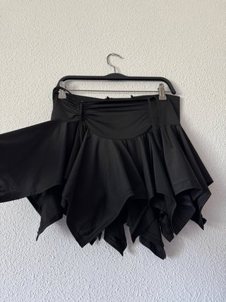 Falda negra asimétrica con cordones