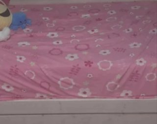Cama nido rosa pálido con un colchón incluido.