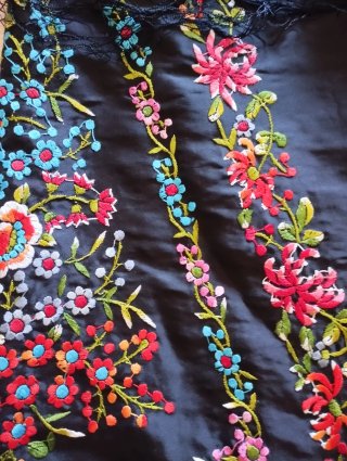 Mantón de Manila bordado flores
