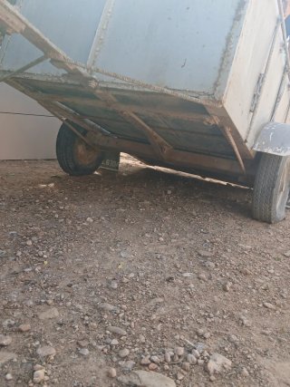 Remolque metálico en buen estado