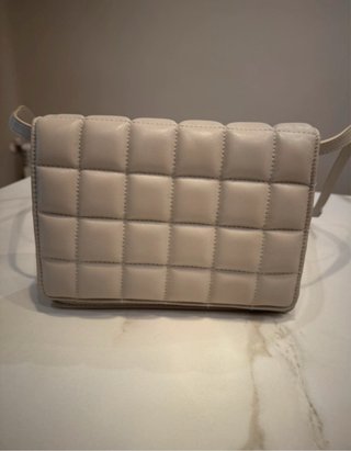 Bolso acolchado beige con correa