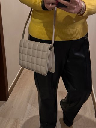 Bolso acolchado beige con correa