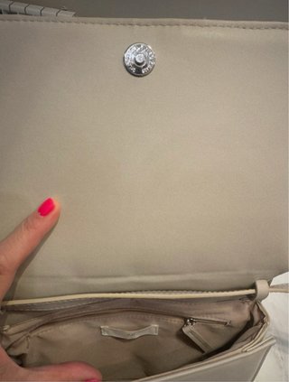 Bolso acolchado beige con correa