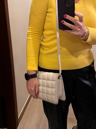 Bolso acolchado beige con correa