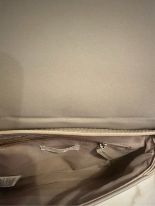 Bolso acolchado beige con correa