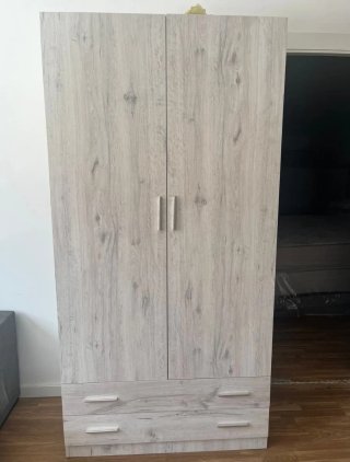 Armario de madera con cajones