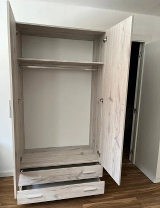 Armario de madera con cajones