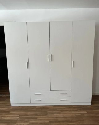 Armario de madera con cajones