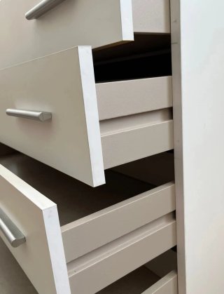 Armario de madera con cajones