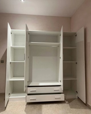 Armario de madera con cajones