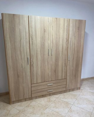 Armario de madera con cajones