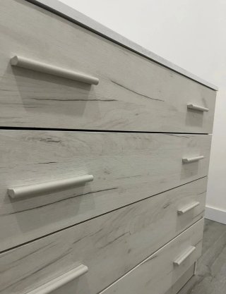 Armario de madera con cajones