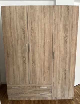 Armario de madera con cajones