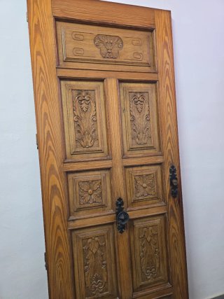 Puerta madera maciza castellana tallada
