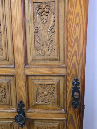 Puerta madera maciza castellana tallada