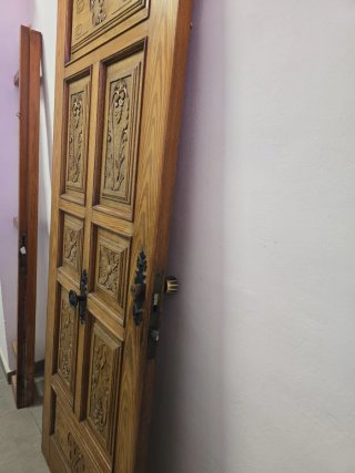 Puerta madera maciza castellana tallada