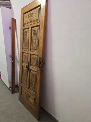 Puerta madera maciza castellana tallada