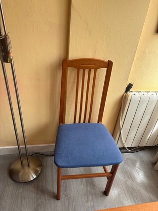 Sillas de madera con asiento de tela azul