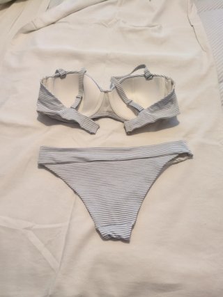 Bikini de rayas azul y blanco