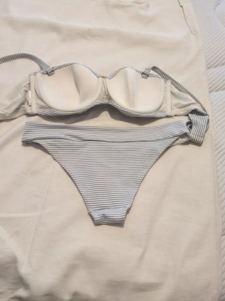 Bikini de rayas azul y blanco