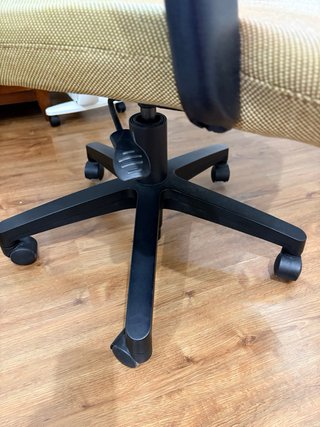 Silla de escritorio con ruedas beige