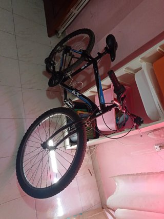 Bicicleta de montaña negra