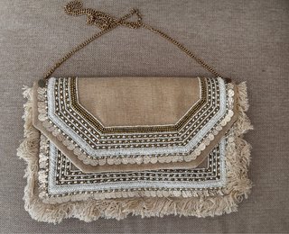 Bolso de fiesta beige y dorado con flecos