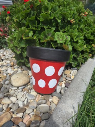 Maceteros decorados estilo Mickey y Minnie