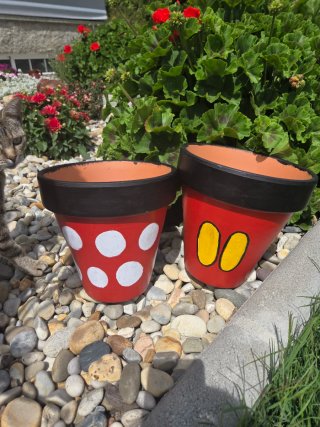 Maceteros decorados estilo Mickey y Minnie