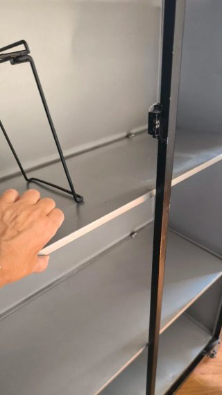 Mueble de cristal y metal negro.