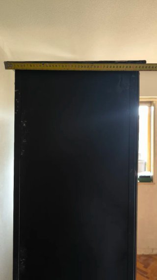 Mueble de cristal y metal negro.